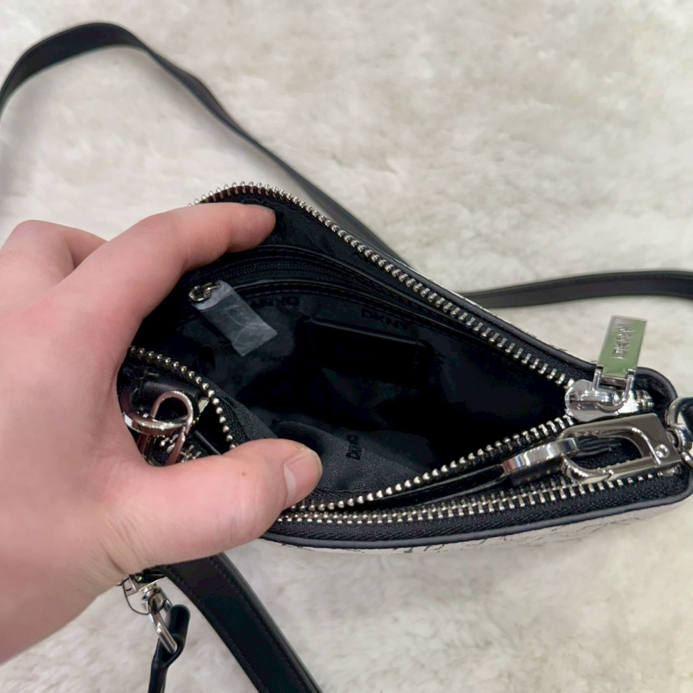 【DKNY｜全新】現貨 包包 斜背包 雙拉鍊 滿版 塗鴉 手拿包 兩用包｜Little Bee 小蜜蜂精品-細節圖5