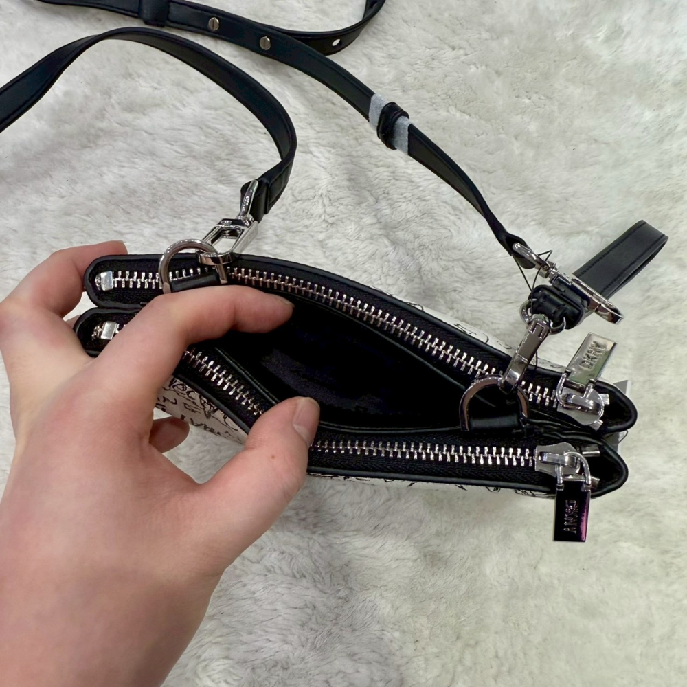 【DKNY｜全新】現貨 包包 斜背包 雙拉鍊 滿版 塗鴉 手拿包 兩用包｜Little Bee 小蜜蜂精品-細節圖6