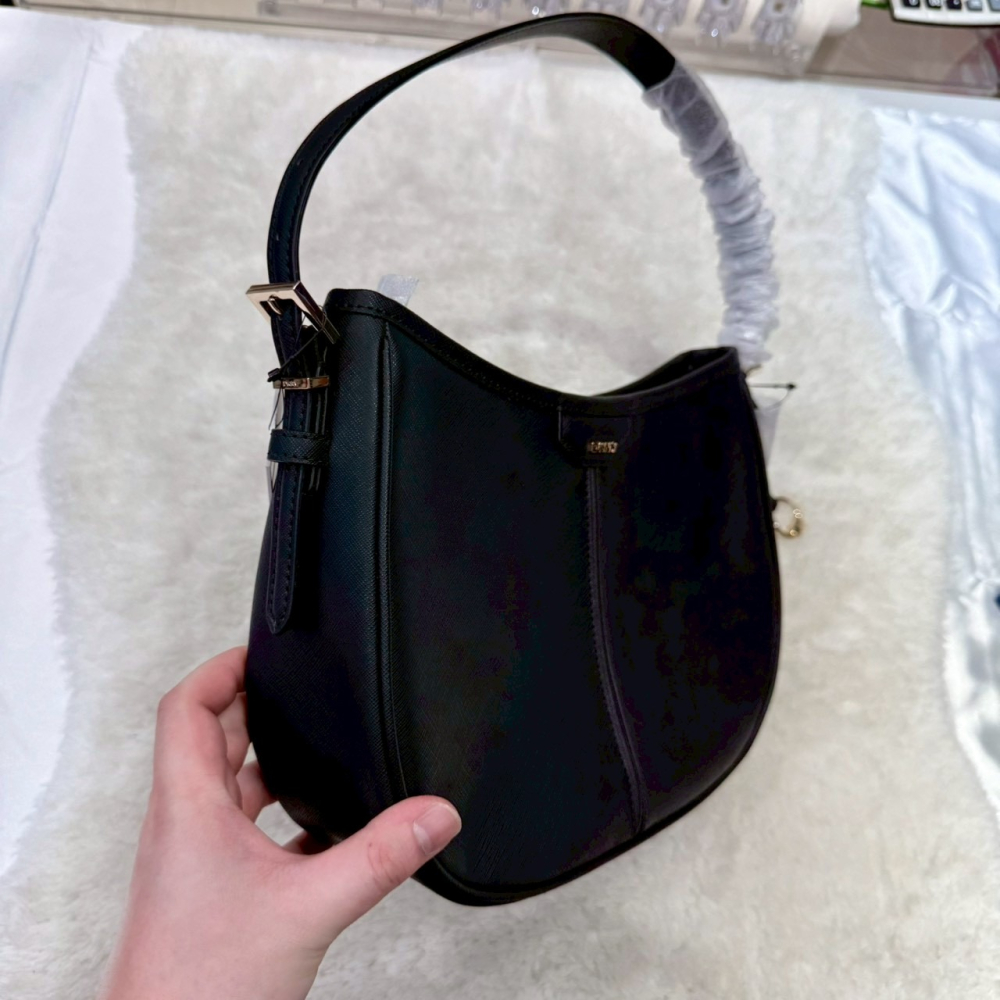 【DKNY｜全新】現貨 包包 腋下包 金標 馬鞍款 防刮紋 肩背包｜Little Bee 小蜜蜂精品-細節圖2