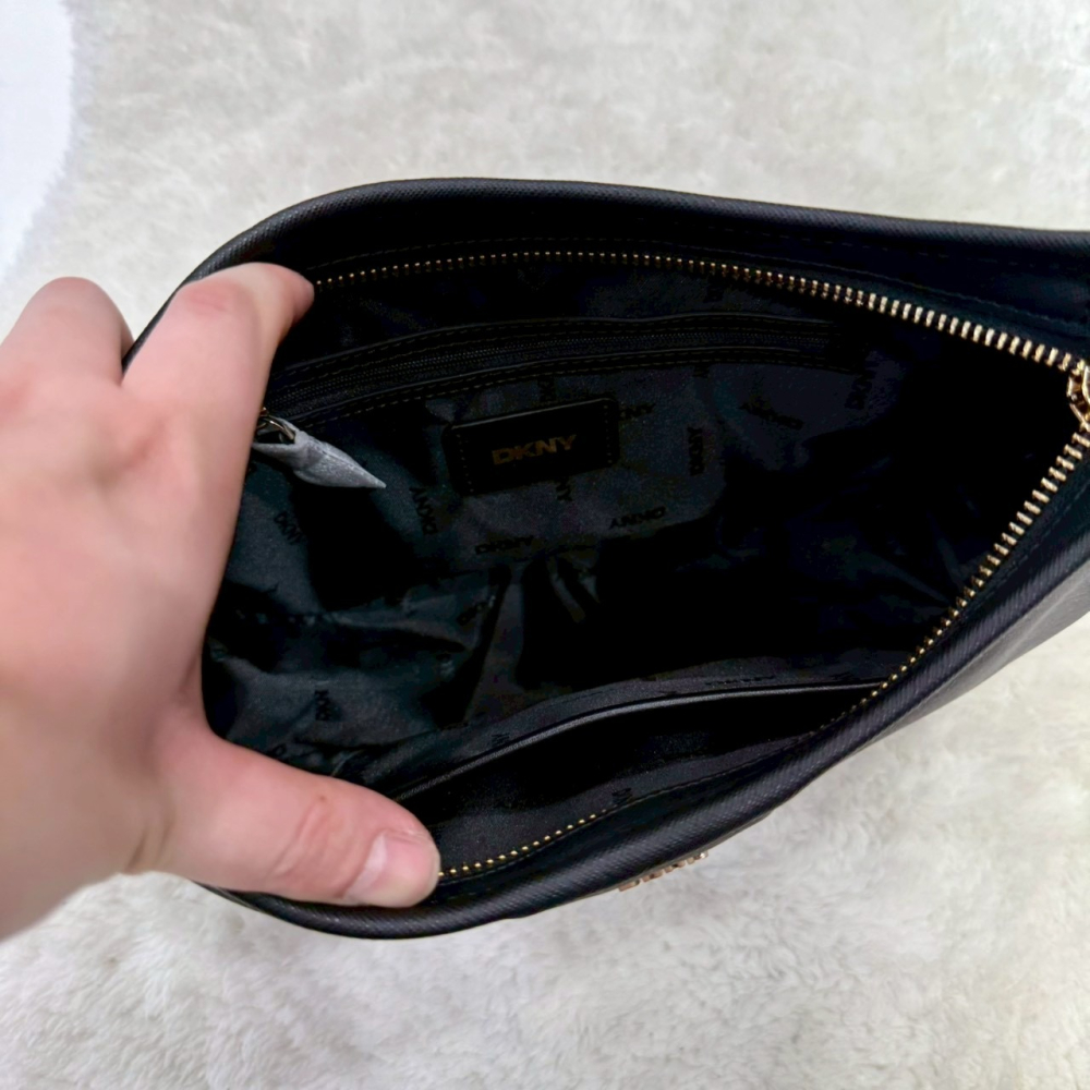 【DKNY｜全新】現貨 包包 腋下包 金標 馬鞍款 防刮紋 肩背包｜Little Bee 小蜜蜂精品-細節圖3