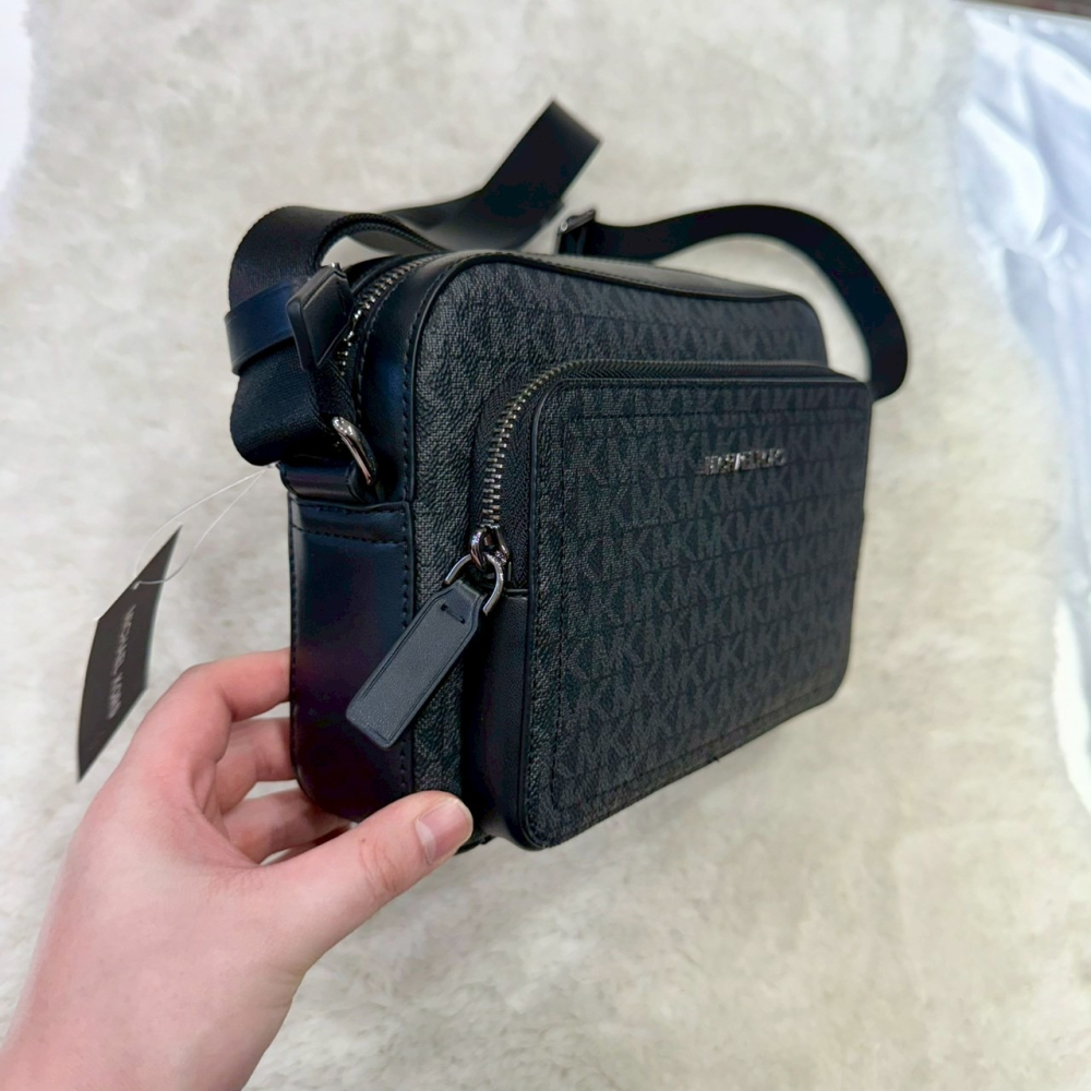 【MK｜全新】現貨 MICHAEL KORS 包包 相機包 男款 銀標 滿版 斜背包｜Little Bee 小蜜蜂精品-細節圖2