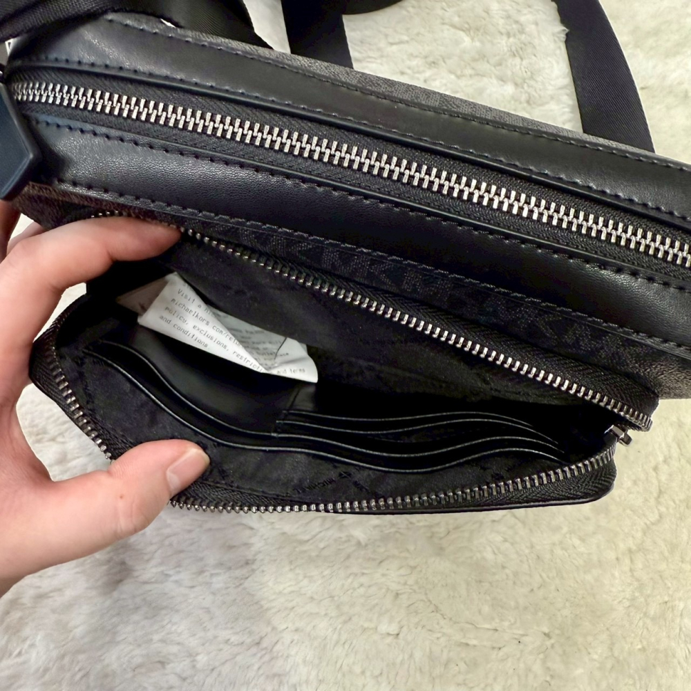 【MK｜全新】現貨 MICHAEL KORS 包包 相機包 男款 銀標 滿版 斜背包｜Little Bee 小蜜蜂精品-細節圖3