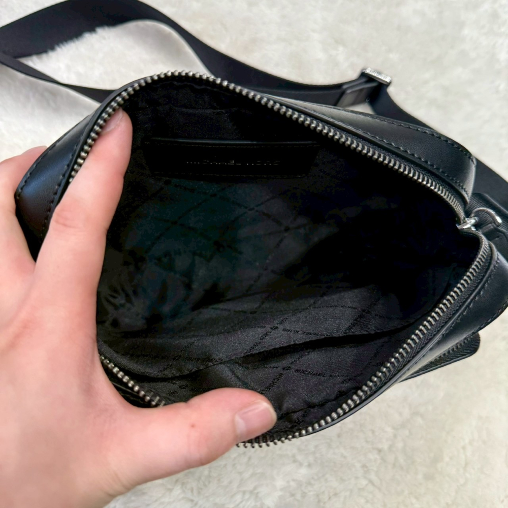 【MK｜全新】現貨 MICHAEL KORS 包包 相機包 男款 銀標 滿版 斜背包｜Little Bee 小蜜蜂精品-細節圖4