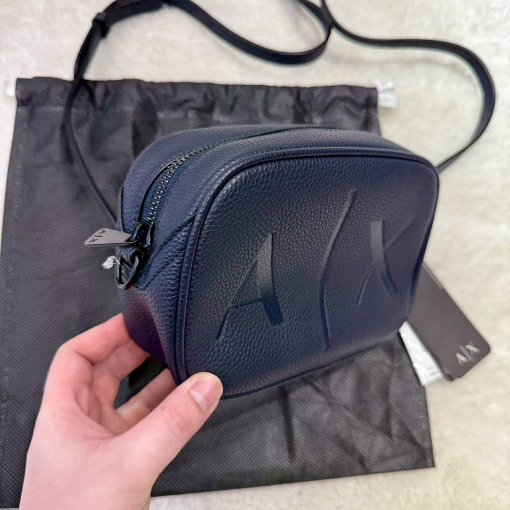 【AX｜全新】現貨 ARMANI EXCHANGE 包包 相機包 壓印 荔枝紋 側背包｜Little Bee 小蜜蜂精品-細節圖2