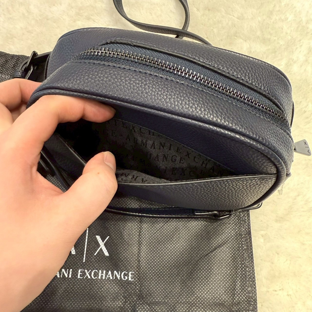 【AX｜全新】現貨 ARMANI EXCHANGE 包包 相機包 壓印 荔枝紋 側背包｜Little Bee 小蜜蜂精品-細節圖3