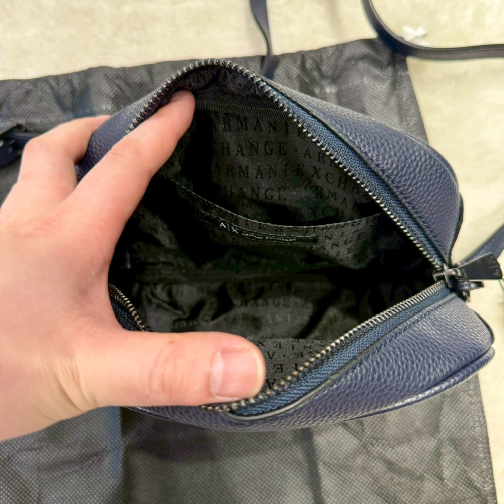 【AX｜全新】現貨 ARMANI EXCHANGE 包包 相機包 壓印 荔枝紋 側背包｜Little Bee 小蜜蜂精品-細節圖4