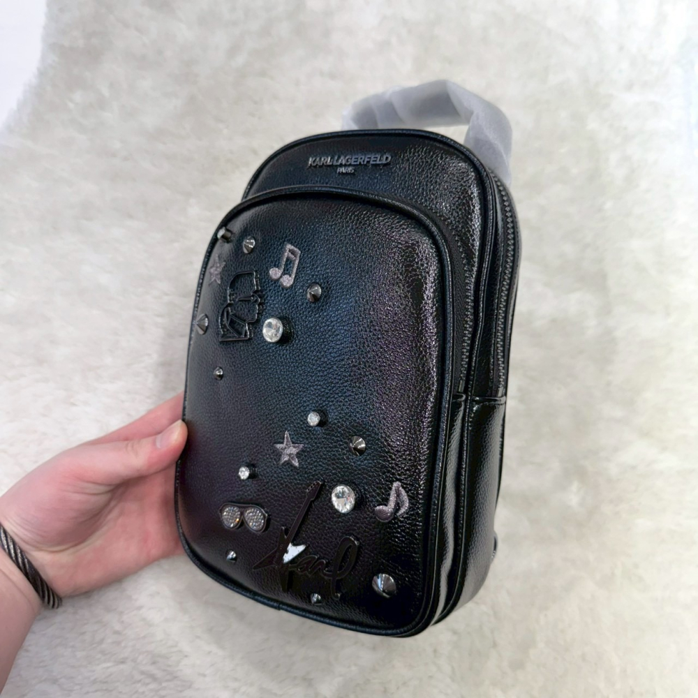 【卡爾｜全新】現貨 KARL LAGERFELD 包包 胸包 亮面 金屬黑 斜背包｜Little Bee 小蜜蜂精品-細節圖2