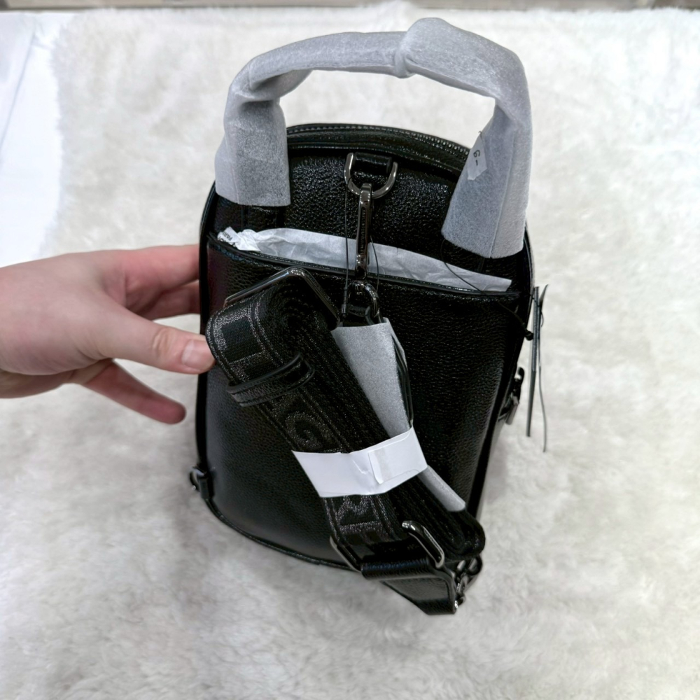 【卡爾｜全新】現貨 KARL LAGERFELD 包包 胸包 亮面 金屬黑 斜背包｜Little Bee 小蜜蜂精品-細節圖3