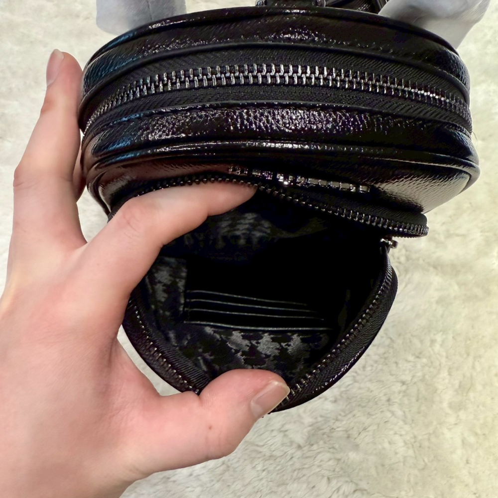 【卡爾｜全新】現貨 KARL LAGERFELD 包包 胸包 亮面 金屬黑 斜背包｜Little Bee 小蜜蜂精品-細節圖4