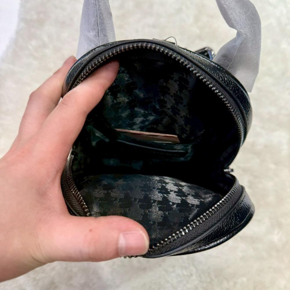 【卡爾｜全新】現貨 KARL LAGERFELD 包包 胸包 亮面 金屬黑 斜背包｜Little Bee 小蜜蜂精品-細節圖5