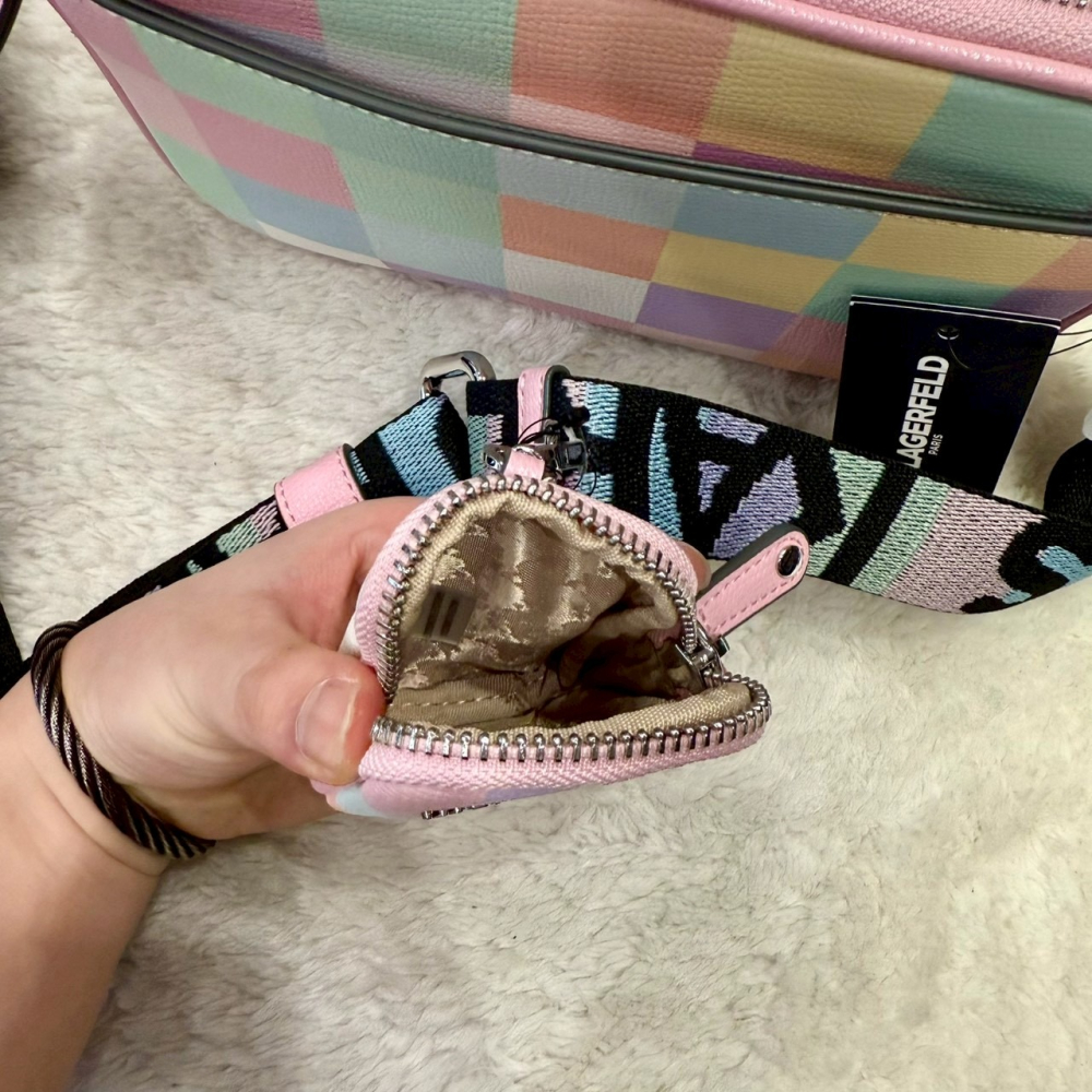 【卡爾｜全新】現貨 KARL LAGERFELD 包包 相機包 二合一 Q版 斜背包｜Little Bee 小蜜蜂精品-細節圖4