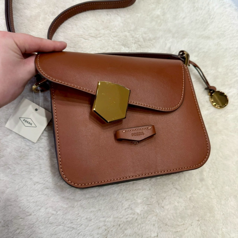 【化石｜全新】現貨 FOSSIL 包包 掀蓋包 金扣 滑皮 斜背包｜Little Bee 小蜜蜂精品-細節圖2
