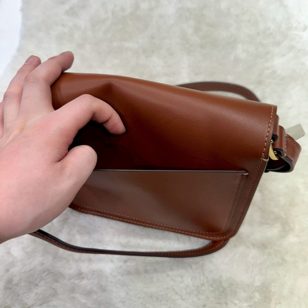 【化石｜全新】現貨 FOSSIL 包包 掀蓋包 金扣 滑皮 斜背包｜Little Bee 小蜜蜂精品-細節圖3