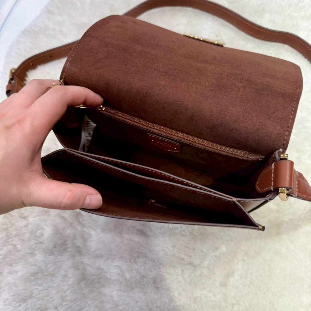 【化石｜全新】現貨 FOSSIL 包包 掀蓋包 金扣 滑皮 斜背包｜Little Bee 小蜜蜂精品-細節圖4