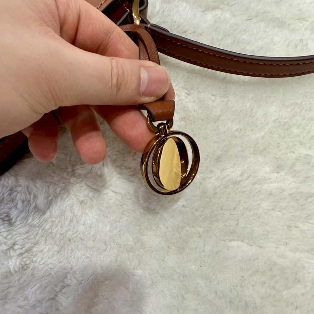 【化石｜全新】現貨 FOSSIL 包包 掀蓋包 金扣 滑皮 斜背包｜Little Bee 小蜜蜂精品-細節圖5