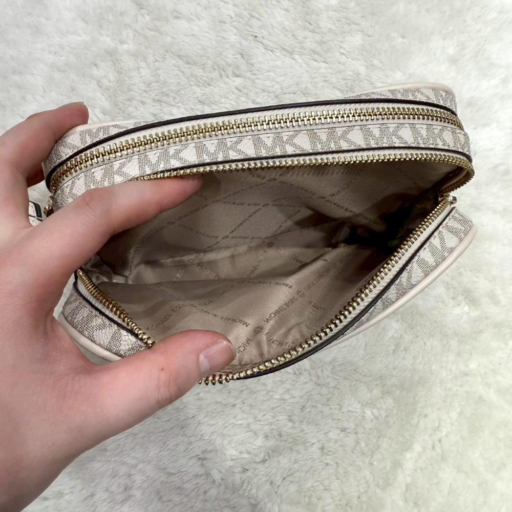 【MK｜全新】現貨 MICHAEL KORS 包包 手拿包 金標 雙拉鍊 滿版白｜Little Bee 小蜜蜂精品-細節圖3