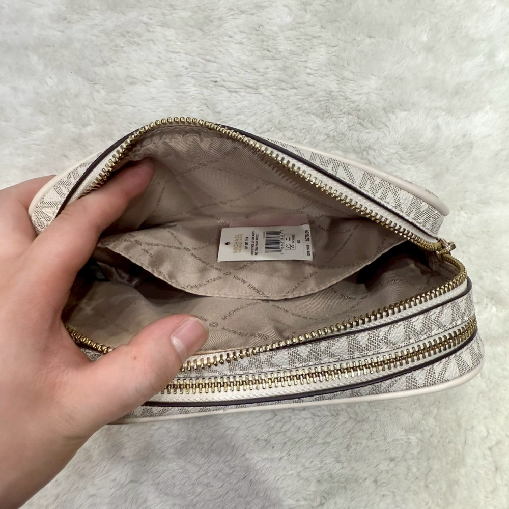 【MK｜全新】現貨 MICHAEL KORS 包包 手拿包 金標 雙拉鍊 滿版白｜Little Bee 小蜜蜂精品-細節圖4