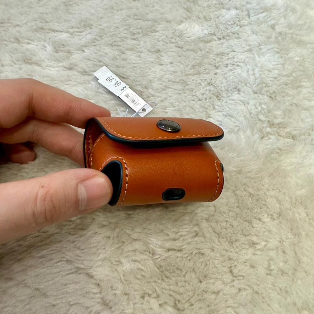 【蔻馳｜全新】現貨 COACH 耳機包 藍牙耳機包 棕色 包包吊飾 送禮推薦｜Little Bee 小蜜蜂精品-細節圖2