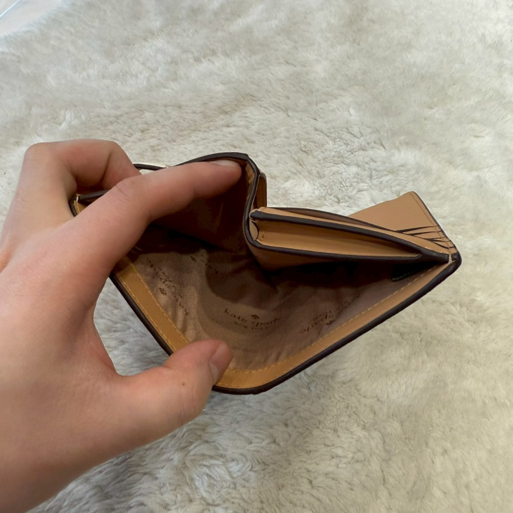 【KS｜全新】現貨 KATE SPADE 錢包 中夾 旋扣 防刮紋 對開 零錢中夾｜Little Bee 小蜜蜂精品-細節圖6