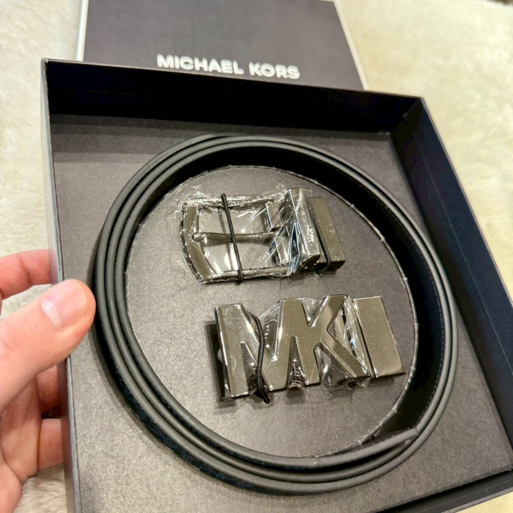 【MK｜全新】現貨 MICHAEL KORS 皮帶 雙面用 雙頭 深藍 滿版 禮盒組｜Little Bee 小蜜蜂精品-細節圖2