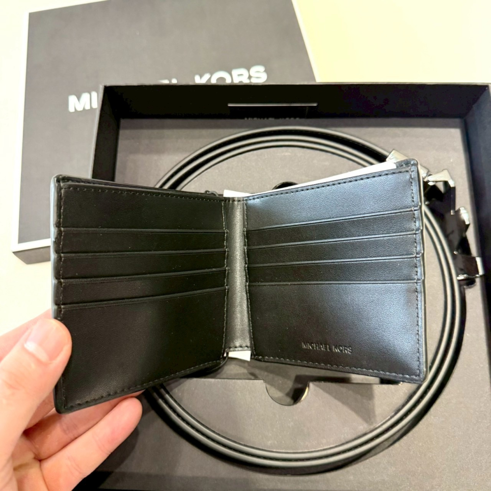 【MK｜全新】現貨 MICHAEL KORS 短夾 二合一 皮帶 滿版 錢夾 禮盒組｜Little Bee 小蜜蜂精品-細節圖3