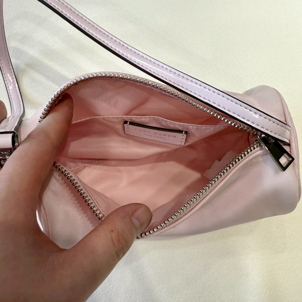 【TB｜全新】現貨 TORY BURCH 包包 筆筒包 專櫃款 櫻花粉 尼龍 晚宴包｜Little Bee 小蜜蜂精品-細節圖3