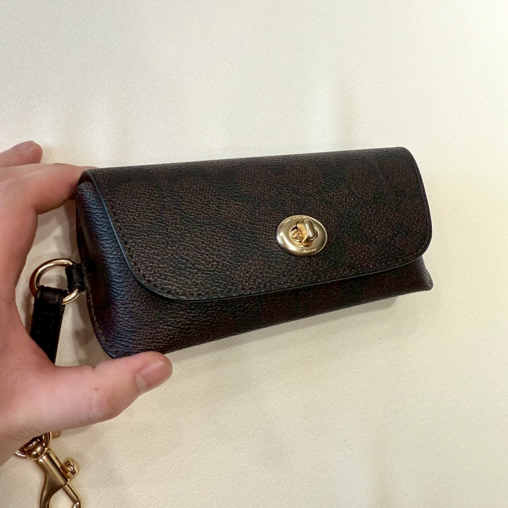 【蔻馳｜全新】現貨 COACH 眼鏡盒 旋蔻 咖滿版 老花 墨鏡盒 眼鏡收納盒｜Little Bee 小蜜蜂精品-細節圖2