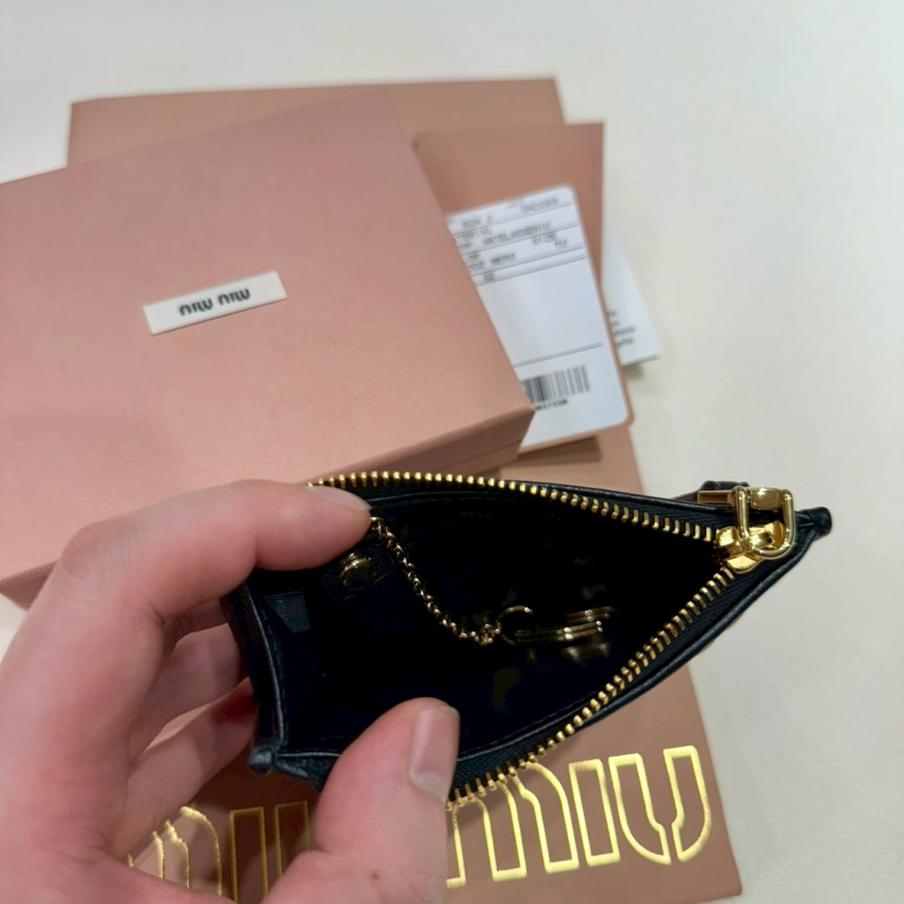 【繆繆｜全新】現貨 MIU MIU 錢包 卡片夾 金標 羊皮 抓皺款 零錢包 卡夾｜Little Bee 小蜜蜂精品-細節圖3