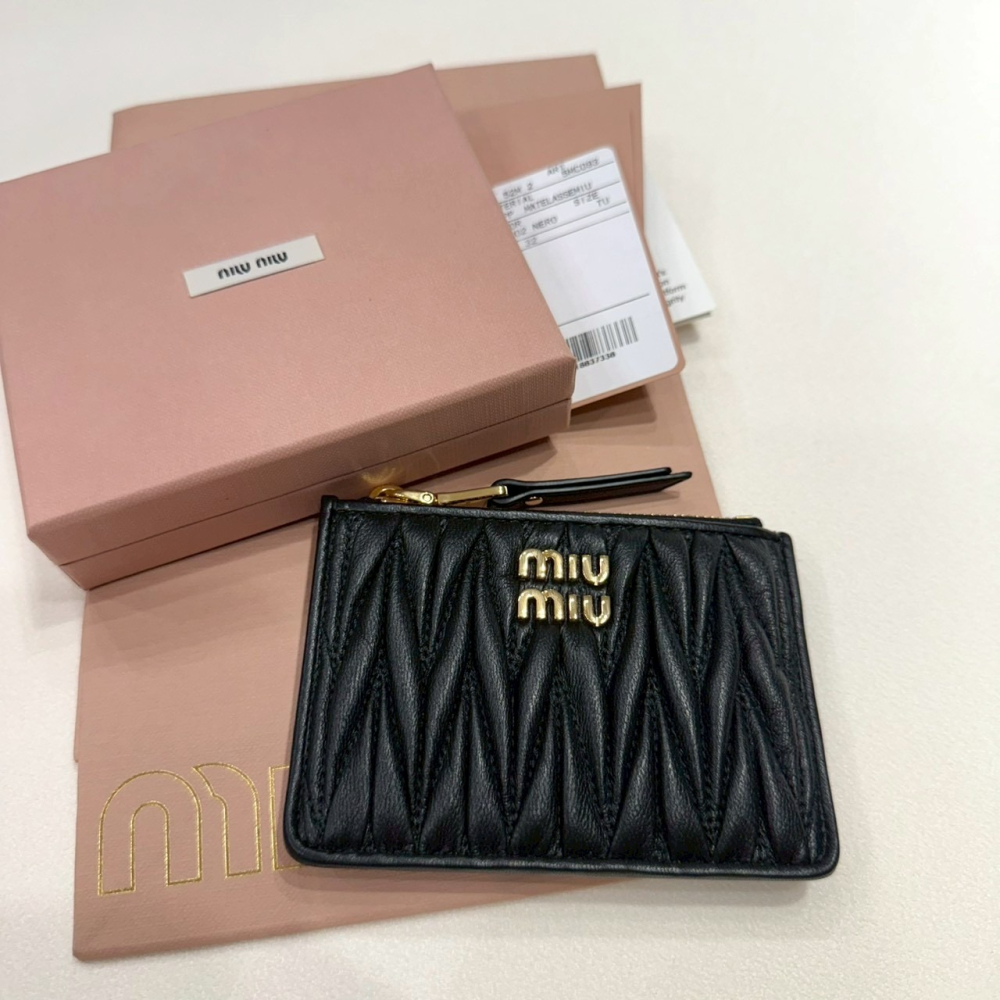 【繆繆｜全新】現貨 MIU MIU 錢包 卡片夾 金標 羊皮 抓皺款 零錢包 卡夾｜Little Bee 小蜜蜂精品-細節圖4