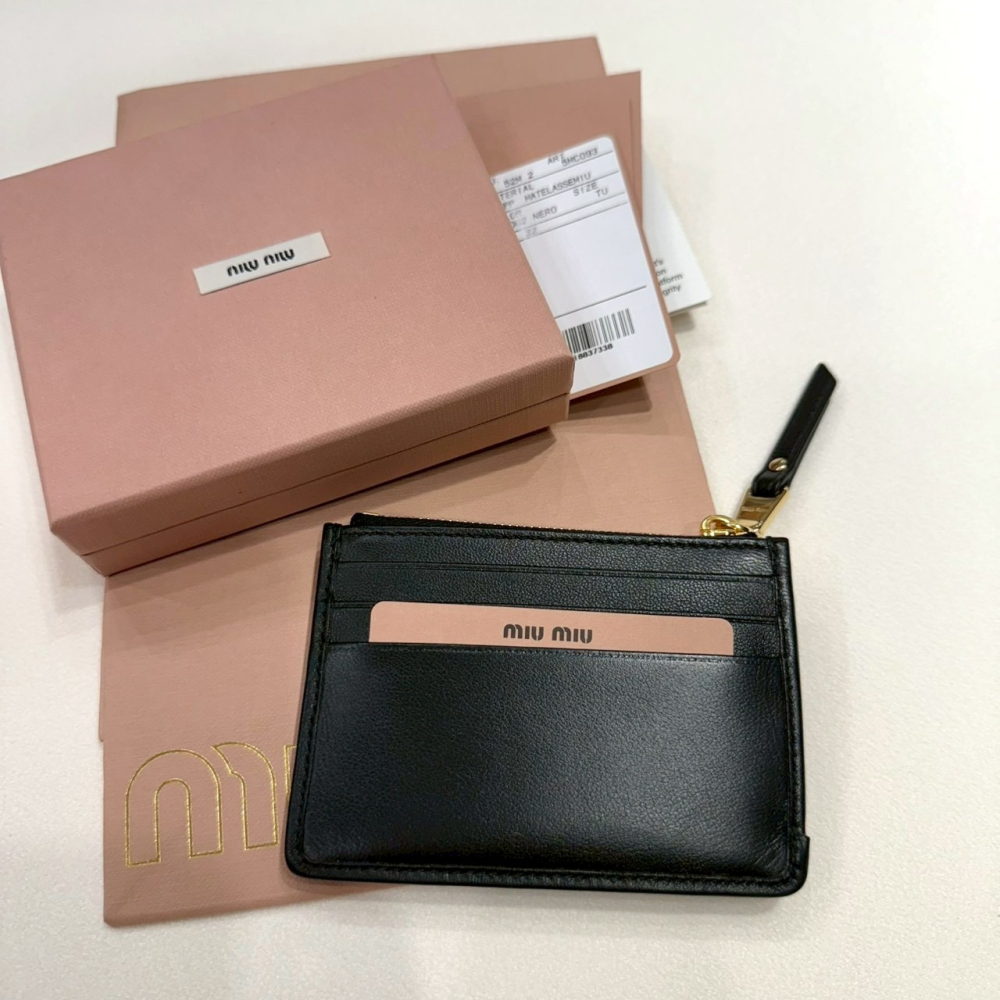 【繆繆｜全新】現貨 MIU MIU 錢包 卡片夾 金標 羊皮 抓皺款 零錢包 卡夾｜Little Bee 小蜜蜂精品-細節圖5