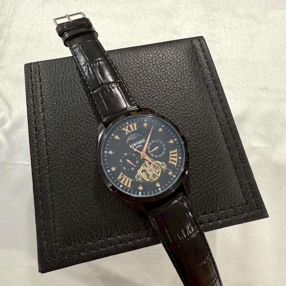 【國王｜全新】現貨 KINYUED 手錶 機械錶 男錶 日月相 雙秒針 皮錶 絕版款｜Little Bee 小蜜蜂精品-細節圖2