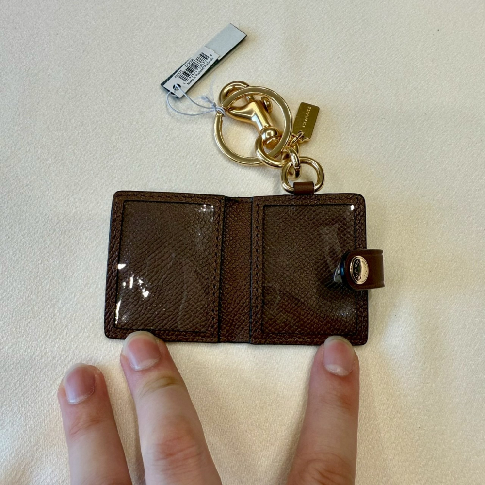 【蔻馳｜全新】現貨 COACH 包包吊飾 相片夾 小書造型 咖滿版 可掛任何包 鑰匙圈｜Little Bee 小蜜蜂精品-細節圖2