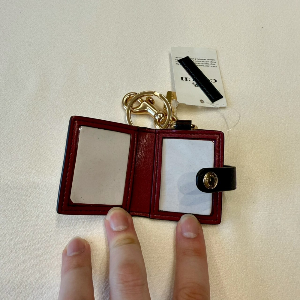 【蔻馳｜全新】現貨 COACH 包包吊飾 相片夾 書造型 花卉滿版 可掛任何包 鑰匙圈｜Little Bee 小蜜蜂精品-細節圖2