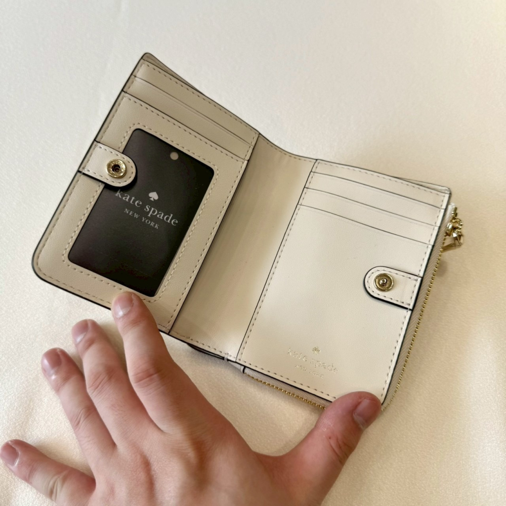 【KS｜全新】現貨 KATE SPADE 錢包 短夾 金標 白色 防刮紋 對開短夾｜Little Bee 小蜜蜂精品-細節圖4