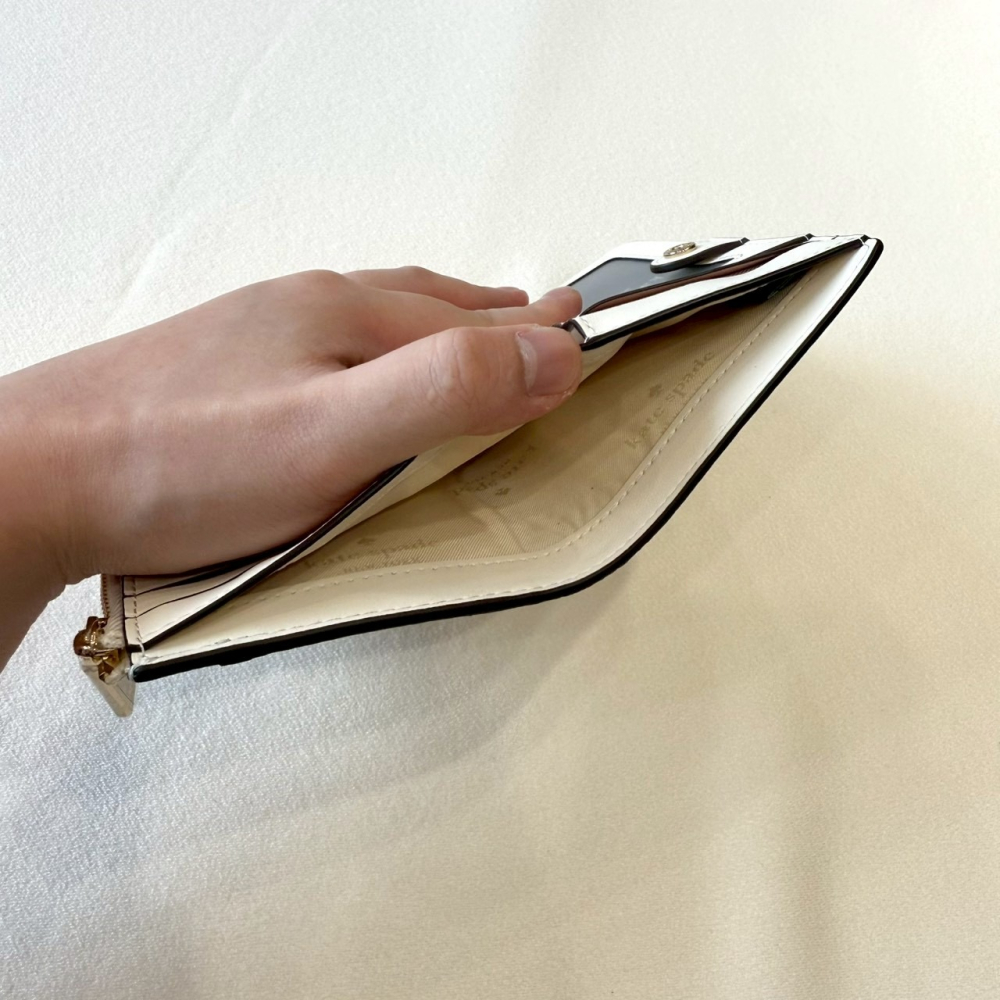 【KS｜全新】現貨 KATE SPADE 錢包 短夾 金標 白色 防刮紋 對開短夾｜Little Bee 小蜜蜂精品-細節圖5