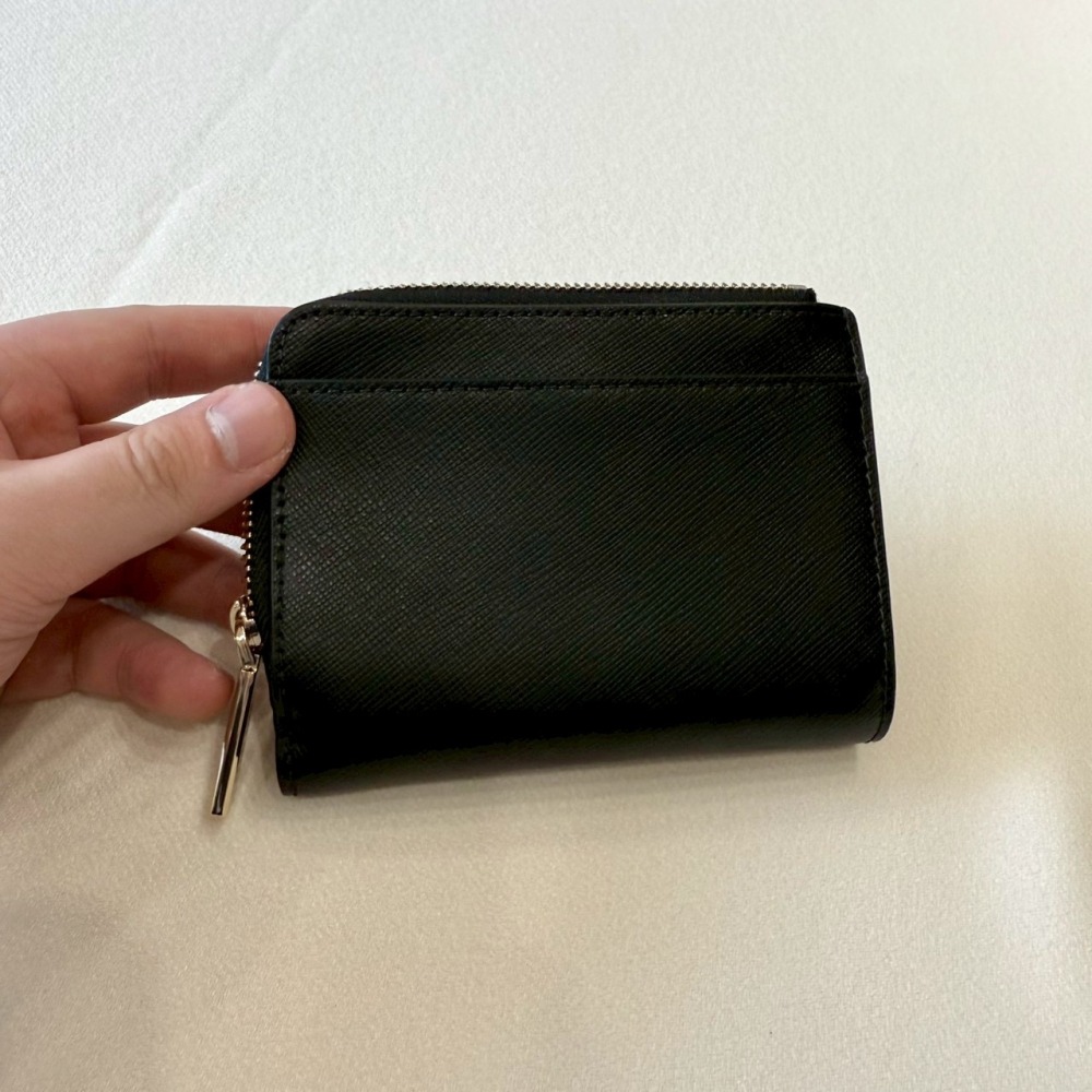 【KS｜全新】現貨 KATE SPADE 錢包 短夾 金標 黑色 防刮紋 對開短夾｜Little Bee 小蜜蜂精品-細節圖3