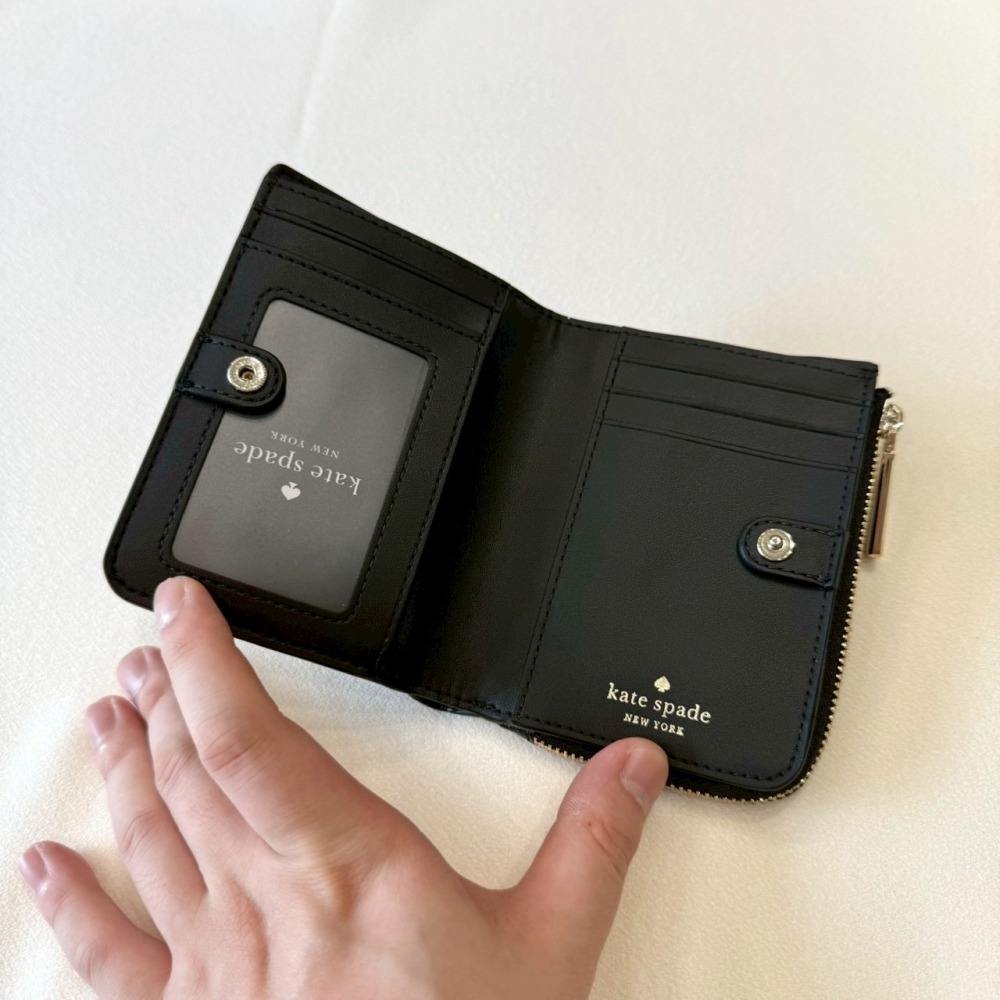 【KS｜全新】現貨 KATE SPADE 錢包 短夾 金標 黑色 防刮紋 對開短夾｜Little Bee 小蜜蜂精品-細節圖4