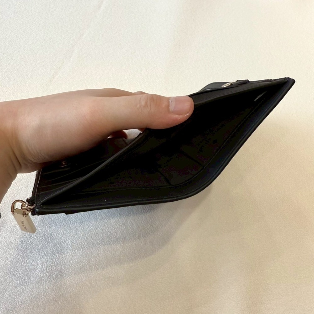 【KS｜全新】現貨 KATE SPADE 錢包 短夾 金標 黑色 防刮紋 對開短夾｜Little Bee 小蜜蜂精品-細節圖5