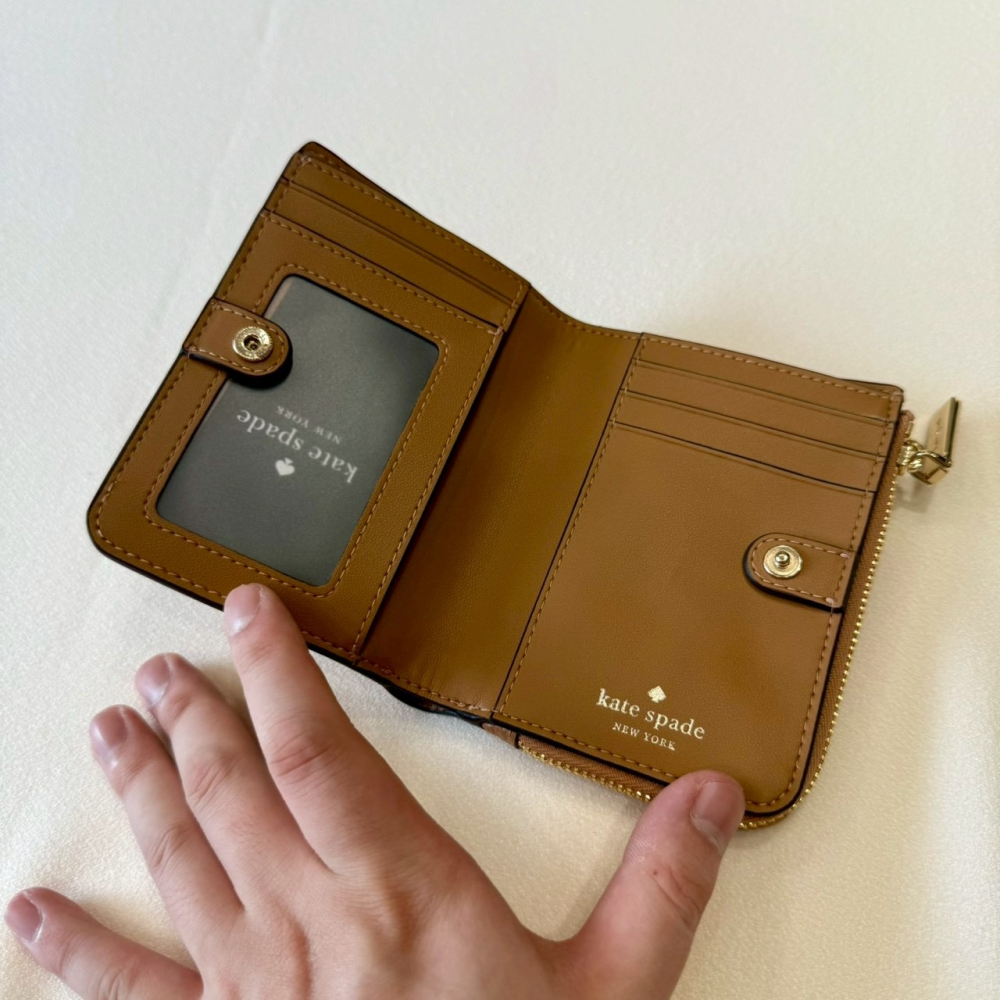 【KS｜全新】現貨 KATE SPADE 錢包 短夾 金標 棕色 荔枝紋 對開短夾｜Little Bee 小蜜蜂精品-細節圖2