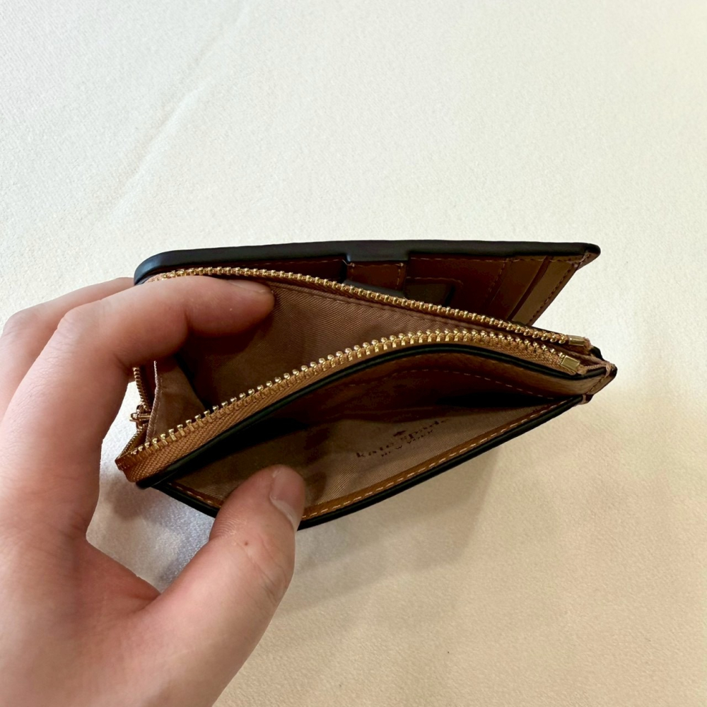 【KS｜全新】現貨 KATE SPADE 錢包 短夾 金標 棕色 荔枝紋 對開短夾｜Little Bee 小蜜蜂精品-細節圖4