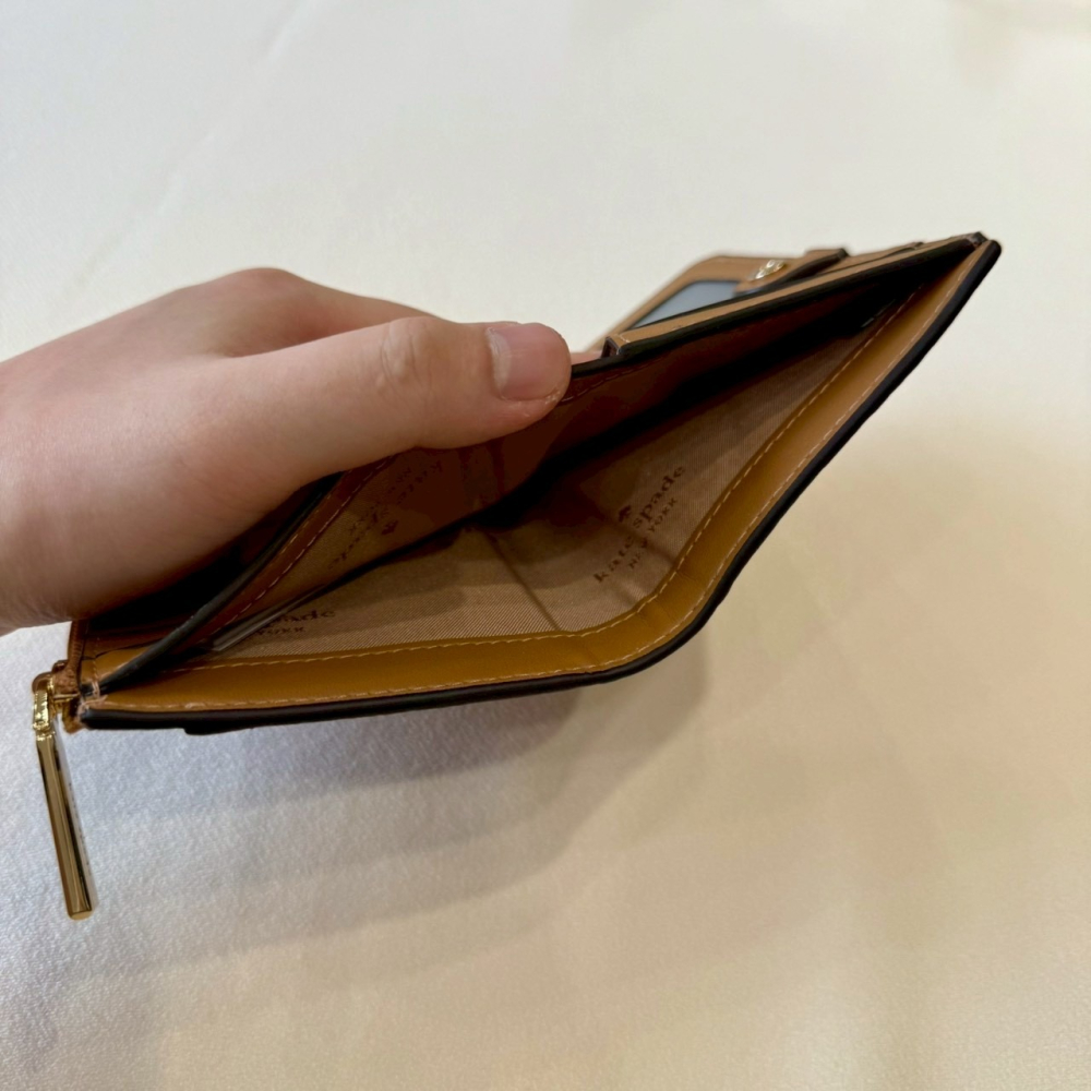 【KS｜全新】現貨 KATE SPADE 錢包 短夾 金標 棕色 荔枝紋 對開短夾｜Little Bee 小蜜蜂精品-細節圖5