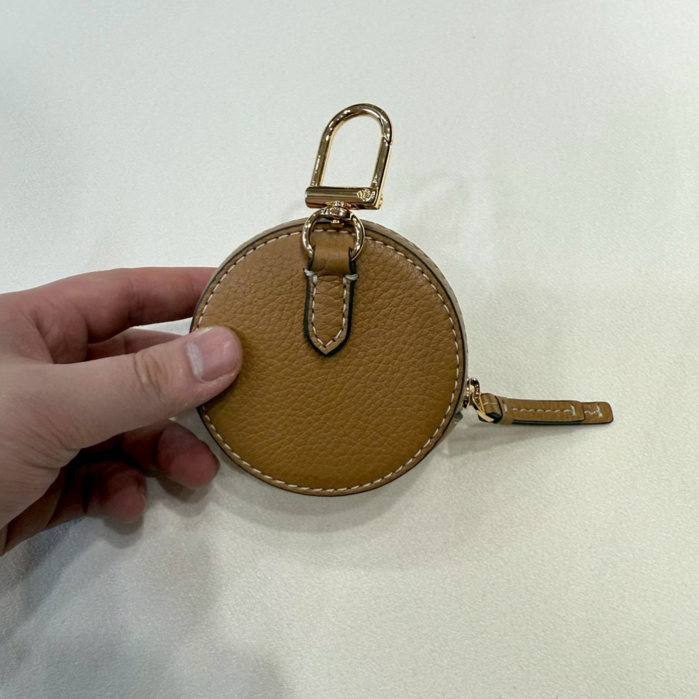 【TB｜全新】現貨 TORY BURCH 錢包 零錢包 浮雕 棕色 荔枝紋 包包吊飾｜Little Bee 小蜜蜂精品-細節圖2