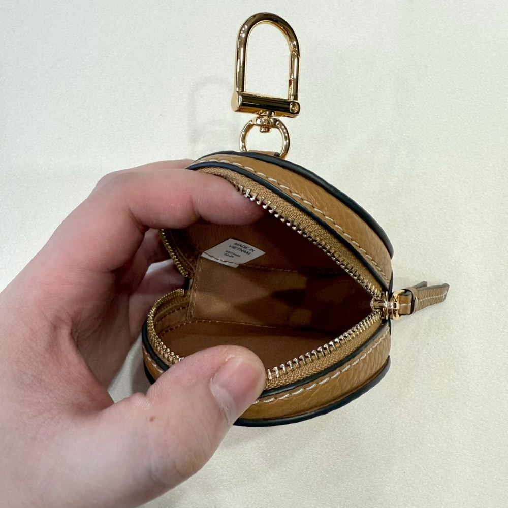 【TB｜全新】現貨 TORY BURCH 錢包 零錢包 浮雕 棕色 荔枝紋 包包吊飾｜Little Bee 小蜜蜂精品-細節圖3