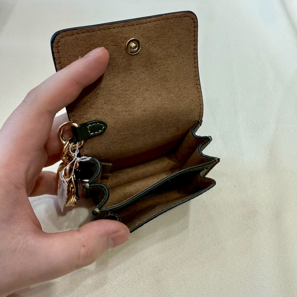 【蔻馳｜全新】現貨 COACH 包包吊飾 零錢包 金標 麂皮革 鑰匙圈 送禮推薦｜Little Bee 小蜜蜂精品-細節圖3