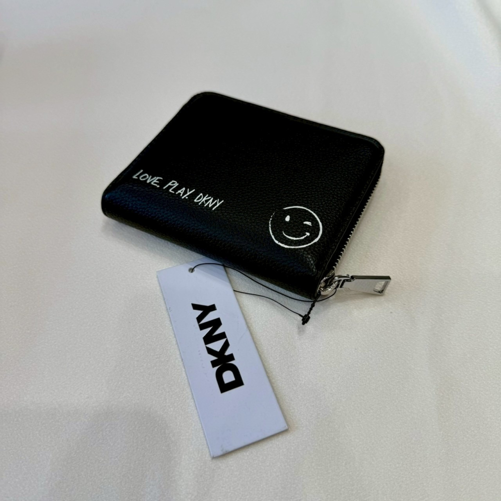 【DKNY｜全新】現貨 錢包 短夾 滿版 塗鴉款 拉鍊款 對開短夾 送禮推薦｜Little Bee 小蜜蜂精品-細節圖2
