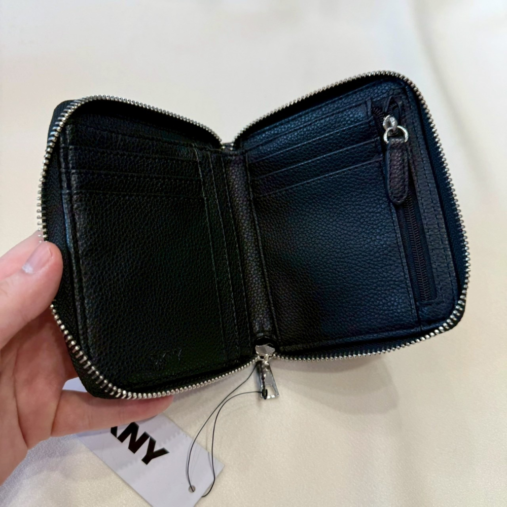 【DKNY｜全新】現貨 錢包 短夾 滿版 塗鴉款 拉鍊款 對開短夾 送禮推薦｜Little Bee 小蜜蜂精品-細節圖3