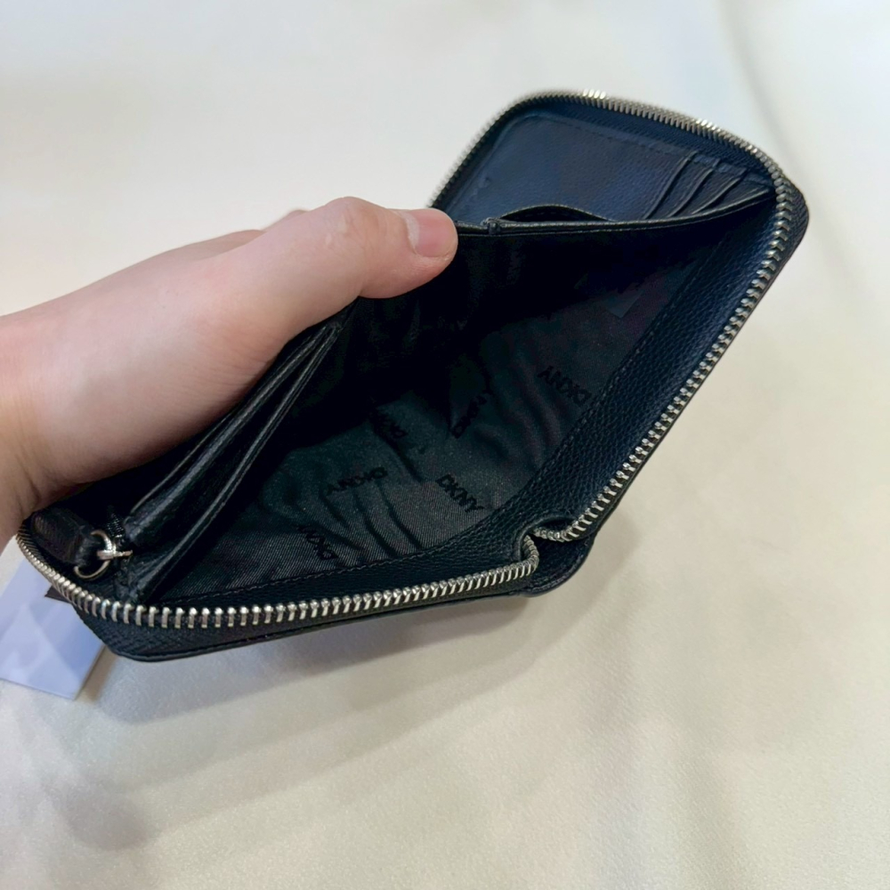 【DKNY｜全新】現貨 錢包 短夾 滿版 塗鴉款 拉鍊款 對開短夾 送禮推薦｜Little Bee 小蜜蜂精品-細節圖4