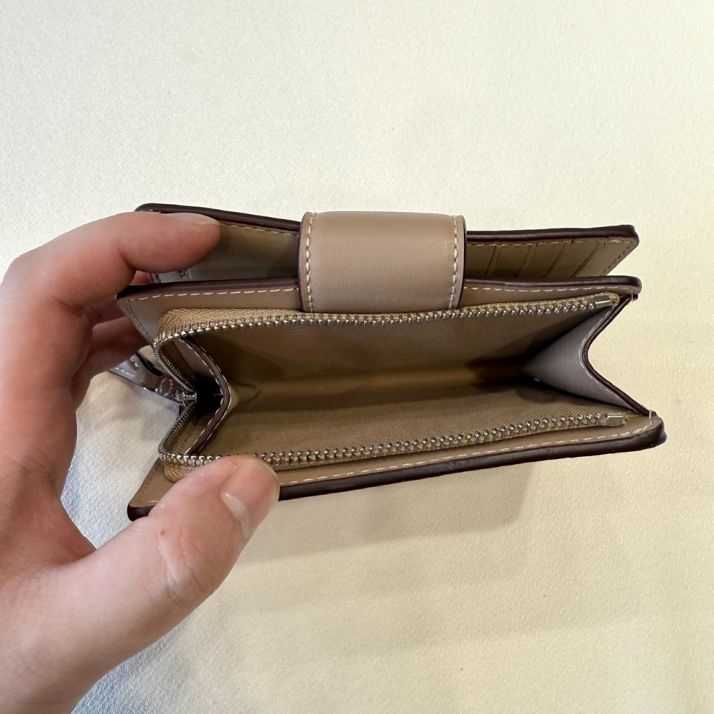 【蔻馳｜全新】現貨 COACH 錢包 中夾 銀標 滿版 老花 奶茶色 防刮紋 零錢中夾｜Little Bee 小蜜蜂精品-細節圖2