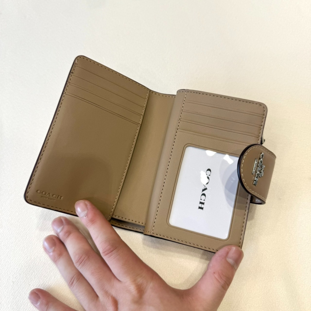 【蔻馳｜全新】現貨 COACH 錢包 中夾 銀標 滿版 老花 奶茶色 防刮紋 零錢中夾｜Little Bee 小蜜蜂精品-細節圖3