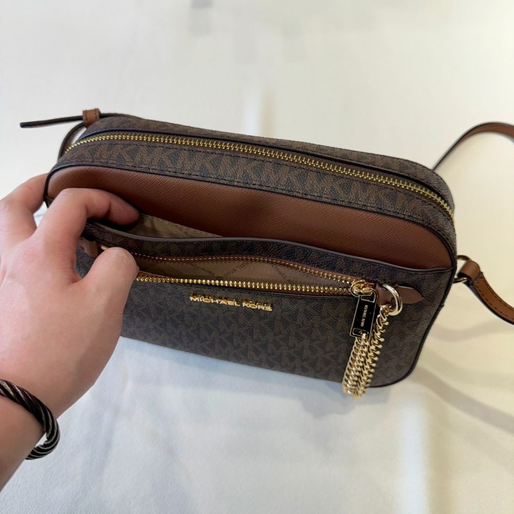 【MK｜全新】現貨 MICHAEL KORS 包包 相機包 金標 滿咖 防刮紋 斜背包｜Little Bee 小蜜蜂精品-細節圖2